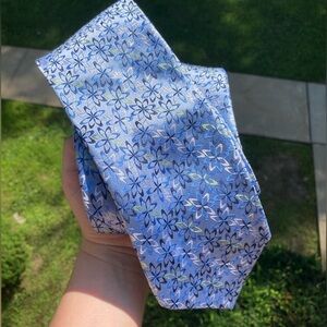 Jhane Barnes 100% Silk Blue Floral Botanical Starburst Geometric Pattern Tie